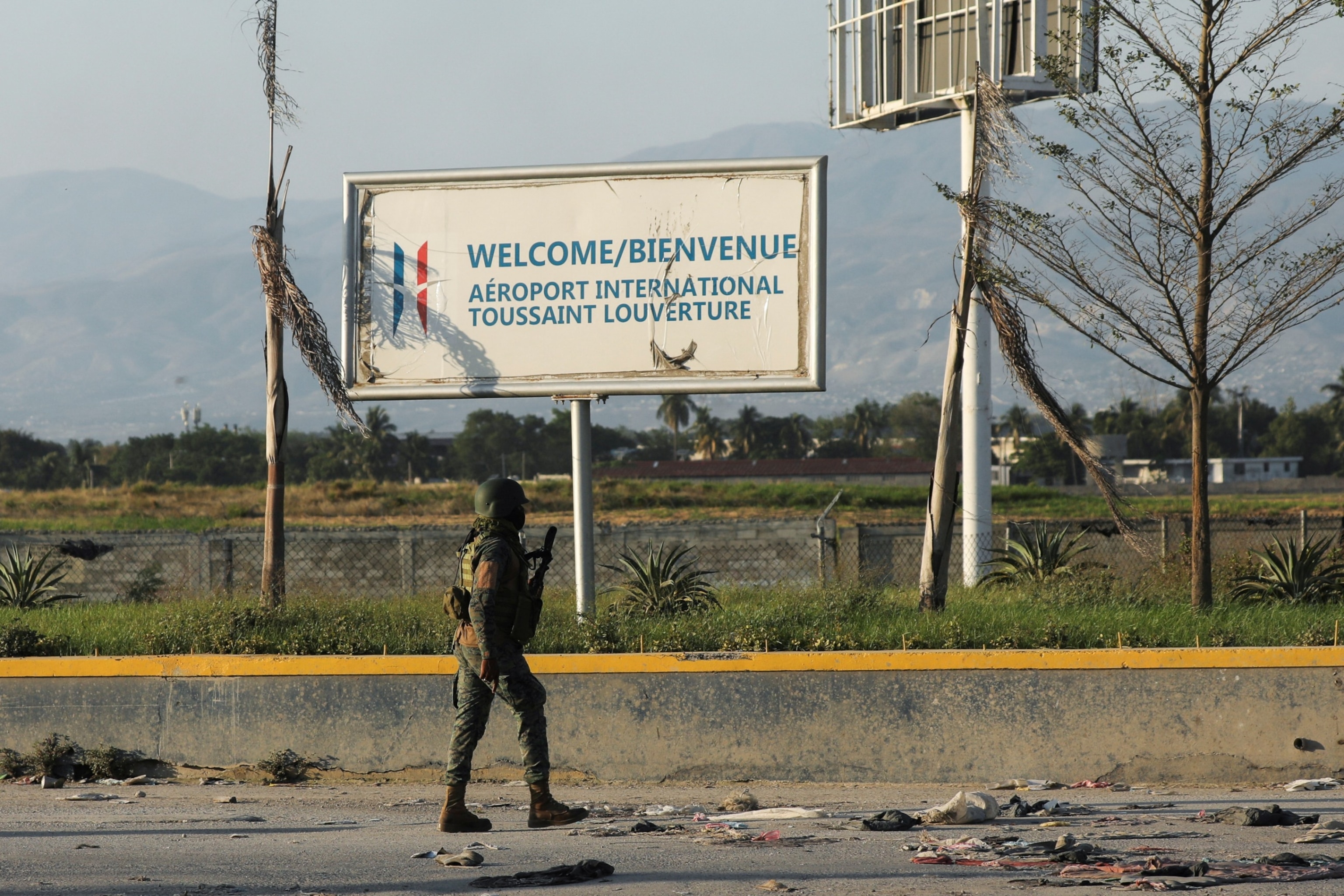 FOTÓ: Egy haiti katona járőrözik a Toussaint Louverture nemzetközi repülőtér előtt, miután fegyveres bandákkal csaptak össze a környéken a haiti Port-au-Prince-ben 2024. március 4-én.