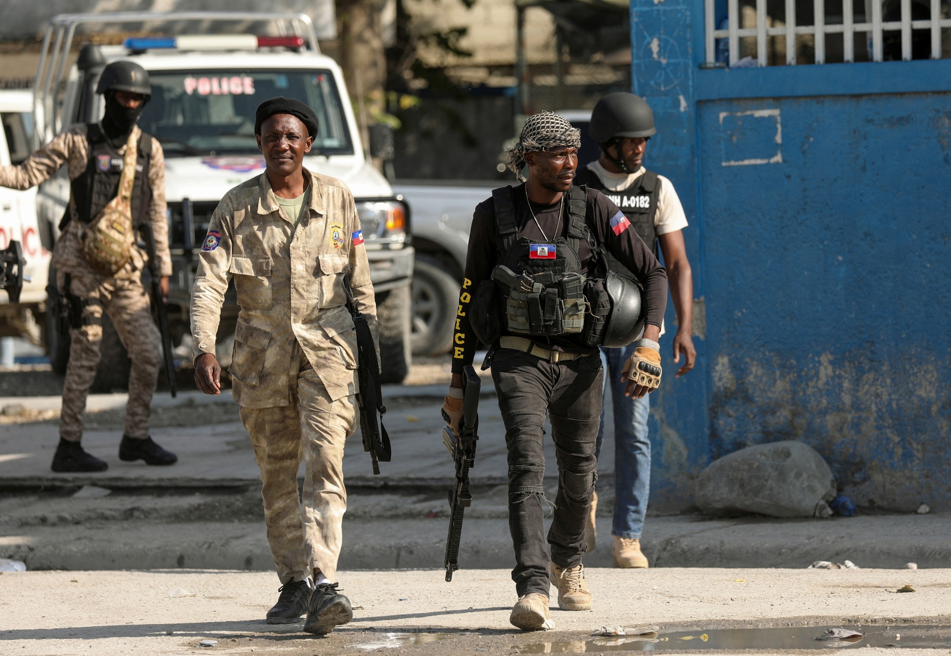 FOTÓ: Rendőrök járőröznek a rendőrkapitányság előtt, miközben Haitin rendkívüli állapot uralkodik a haiti Port-au-Prince-ben 2024. március 6-án. 