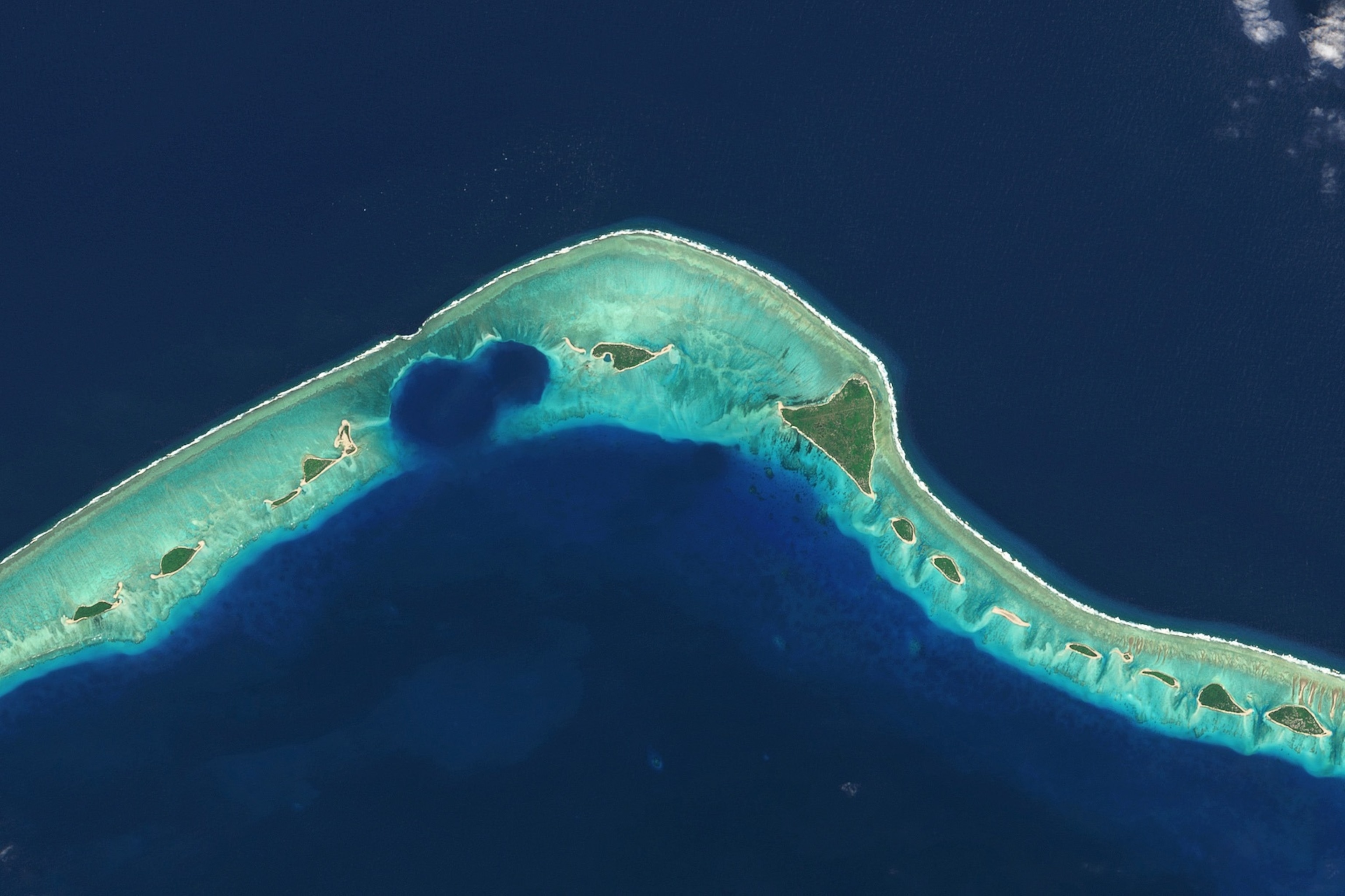 FOTÓ: Műholdfelvétel az Enewetak Atoll nukleáris kísérleti krátereiről, Marshall-szigetek, 2020. december 6. 