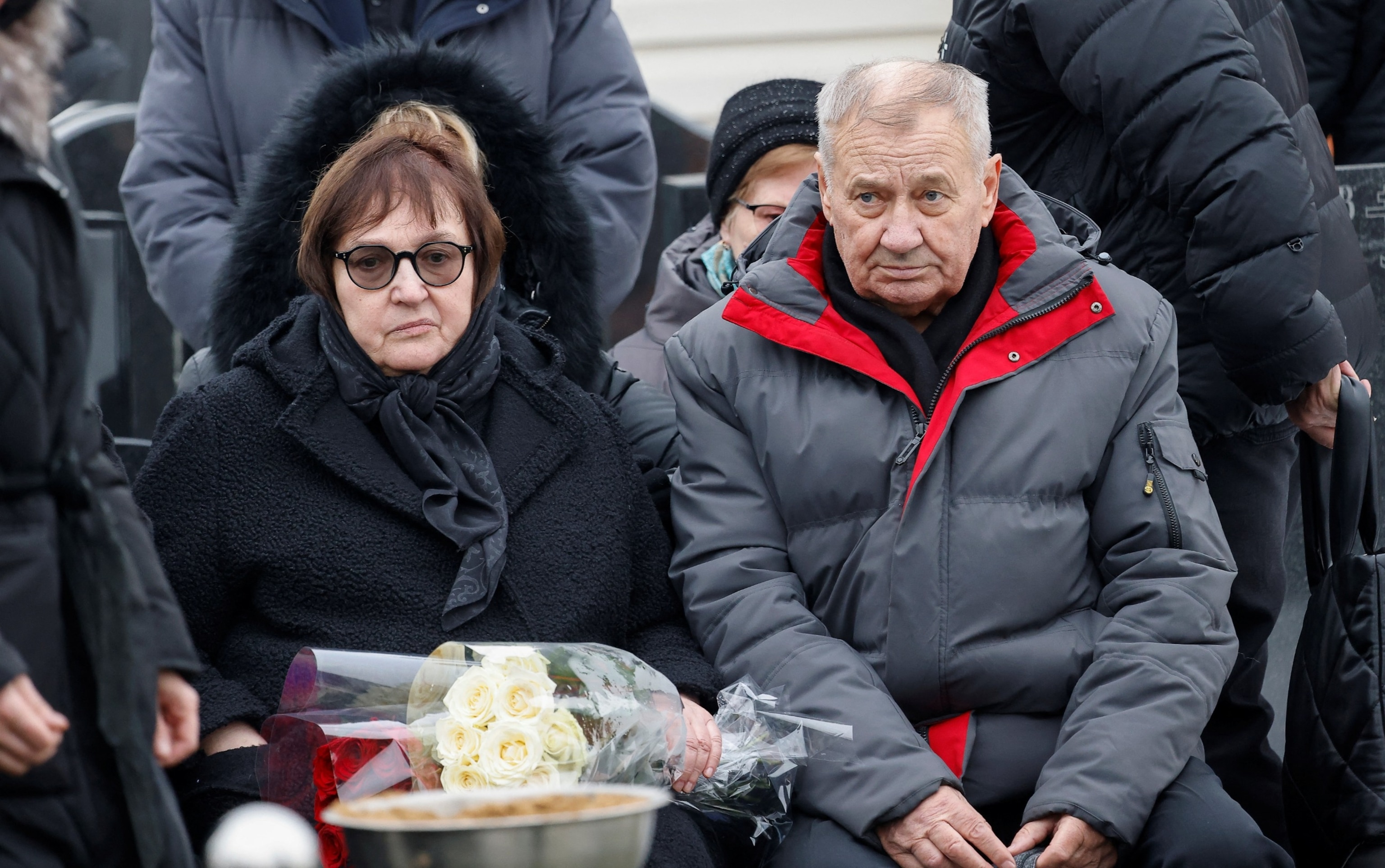 FOTÓ: Ljudmila Navalnaja és Anatolij Navalnij, Alekszej Navalnij néhai orosz ellenzéki vezető édesanyja és apja részt vesz fiuk temetésén a moszkvai Boriszovszkoje temetőben, 2024. március 1-jén. 