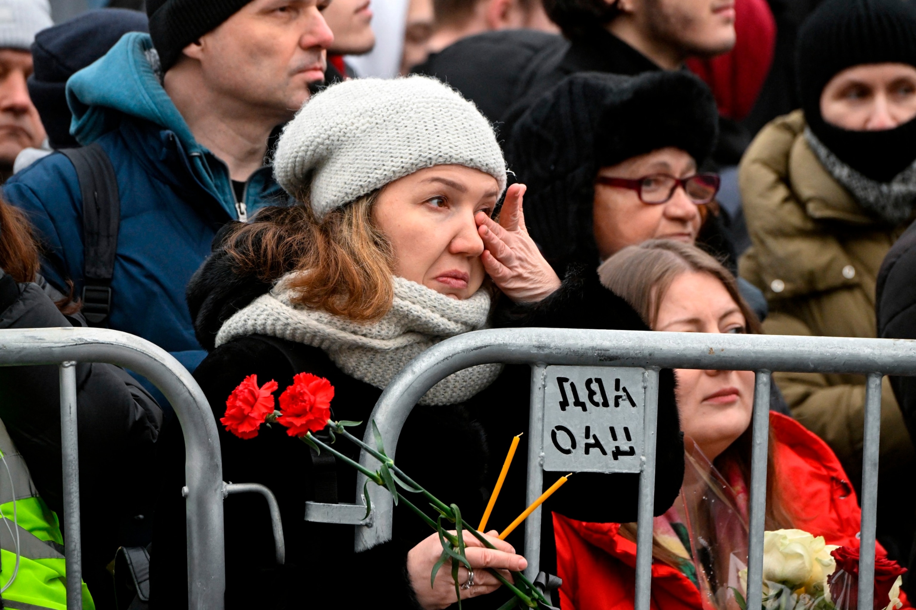 FOTÓ: Gyászolók gyűlnek össze a Mother of God Quench My Sorrows templom előtt Alekszej Navalnij néhai orosz ellenzéki vezető temetése előtt Moszkvában, 2024. március 1-jén. 