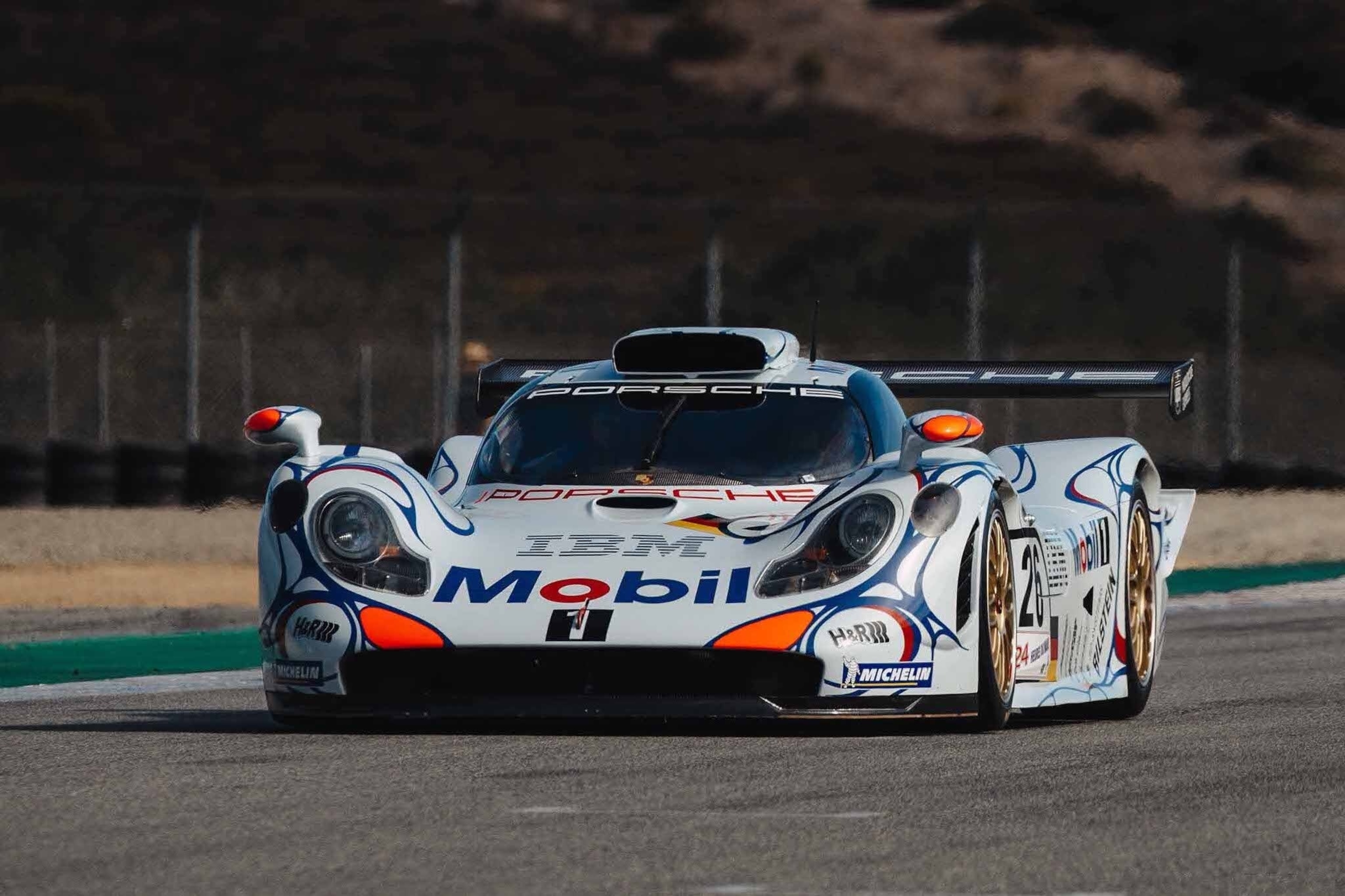 FOTÓ: Ezt a Porsche 911 GT1-et 2024. március 1-jén a RADwoodban, a The Amelia Concours d'Elegance-en pedig 2024. március 3-án mutatják be.