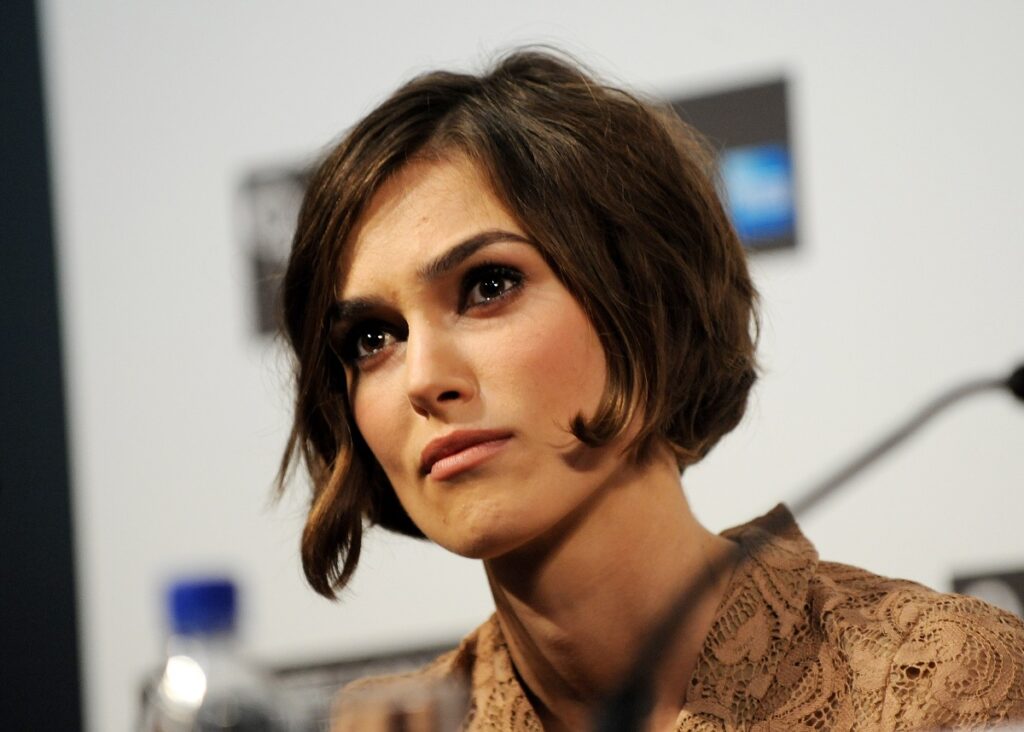 Keira Knightley rövid bob frizurával, miközben a Soha ne engedj el című film 2010-es premierjén vett részt.